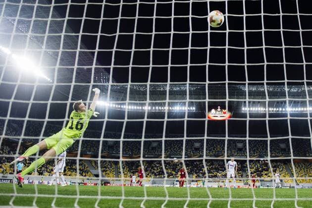 Fußball, EL, Sorja Luhansk - Östersunds FK 170914 Zoryas malvakt Andriy Lunin släpper in 0-2 av Östersunds Salisu Abdullahi Gero (ej i bild) under fotbollsmatchen i Europa League mellan Zorya och Östersund den 14 september 2017 i Lviv.  Copyright: JOHANNAxLUNDBERG BB170914JL043