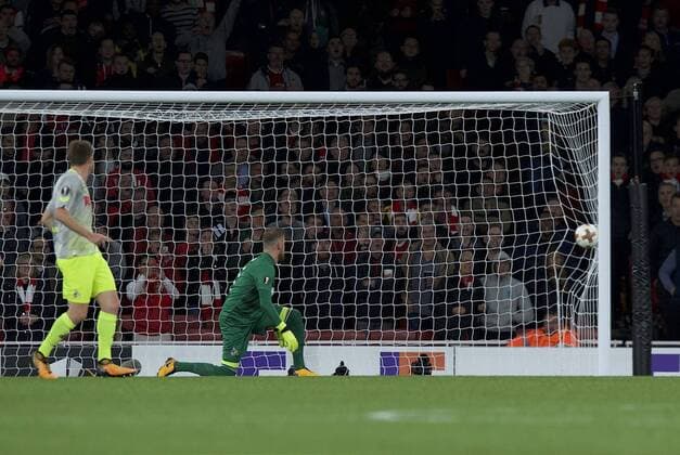 Bilder des Tages - SPORT Arsenal v FC Cologne UEFA Champions League Alexis Sanchez of Arsenal (out of shot) scores his side s 2nd goal to make it 2-1 during the UEFA Champions League match at the Emirates Stadium, London Content Not Available For UK Newspapers Copyright: xAlanxStanfordx FIL-10666-0045