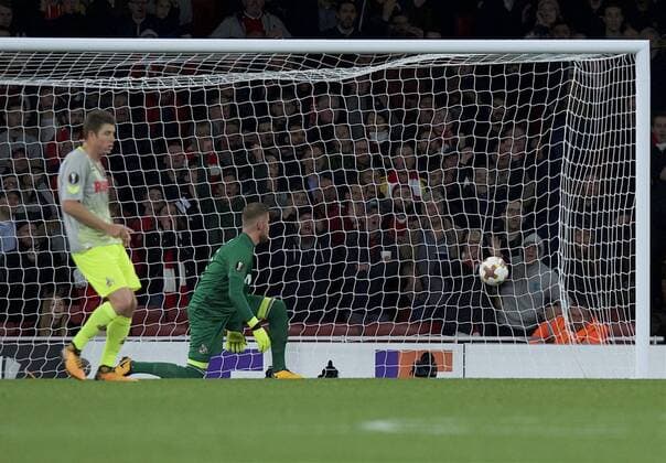 Arsenal v FC Cologne UEFA Champions League Alexis Sanchez of Arsenal (out of shot) scores his side s 2nd goal to make it 2-1 during the UEFA Champions League match at the Emirates Stadium, London Content Not Available For UK Newspapers Copyright: xAlanxStanfordx FIL-10666-0046