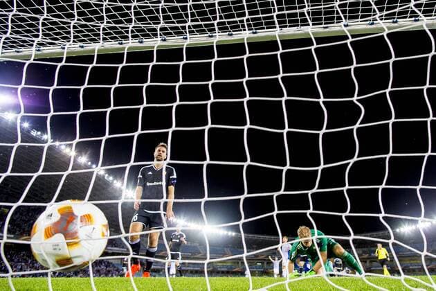 Fußball, EL, Real Sociedad San Sebastian - Rosenborg Trondheim 170914 J¿rgen Skjelvik and goalkeeper Andre Hansen of Rosenborg see Real Sociedad score 2-0 during the UEFA Europa League match between Real Sociedad and Rosenborg on September 14, 2017 in San Sebastian. Photo: Vegard Wivestad Gr¿tt BILDBYRN kod VG 170013  Copyright: VEGARDxWIVESTADxGR¯TT BB170914ZG004