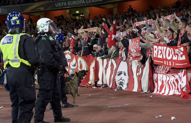 Fu?ball, EL, FC Arsenal - 1. FC K?ln, Ausschreitungen im K?lner Fanblock Arsenal v FC Cologne UEFA Champions League Police dogs watch over the FC Cologne fans during the UEFA Champions League match at the Emirates Stadium, London Content Not Available For UK Newspapers Copyright: xAlanxStanfordx FIL-10666-0055