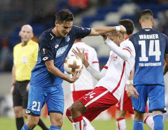 v left Benjamin Hübner Hoffenh shoves Raul Silva Braga to Side TSG 1899 Hoffenheim Sporting Braga Sinsheim ger 14 09 2017 Europe League 2017 2018