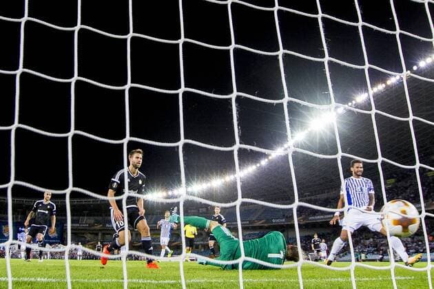 Fußball, EL, Real Sociedad San Sebastian - Rosenborg Trondheim 170914 J¿rgen Skjelvik of Rosenborg scores an own goal to 3-0 behind his teammate and goalkeeper Andre Hansen after deflecting a shot by Willian Jose of Real Sociedad during the UEFA Europa League match between Real Sociedad and Rosenborg on September 14, 2017 in San Sebastian. Photo: Vegard Wivestad Gr¿tt BILDBYRN kod VG 170013  Copyright: VEGARDxWIVESTADxGR¯TT BB170914ZL004