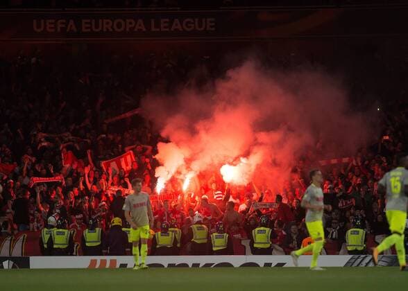 Fußball, EL, FC Arsenal - 1. FC Köln, Pyrotechnik im Kölner Fanblock FC Colgne fans set off flairs during the UEFA Europa League group stage match between Arsenal and FC Cologne at the Emirates Stadium, London, England on 14 September 2017. Copyright: xVincexMignottx 16660029