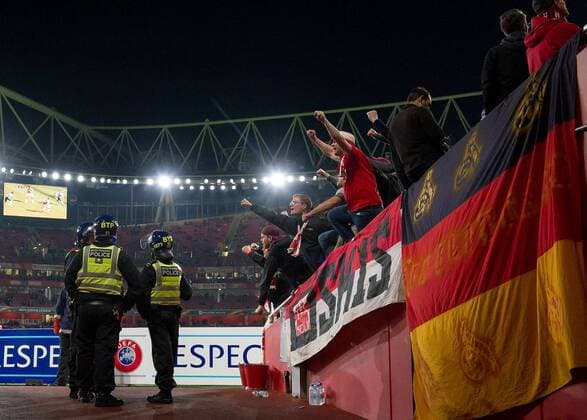 Fußball, EL, FC Arsenal - 1. FC Köln, Ausschreitungen im Kölner Fanblock FC Colgne fans during the UEFA Europa League group stage match between Arsenal and FC Cologne at the Emirates Stadium, London, England on 14 September 2017. Copyright: xVincexMignottx 16660058