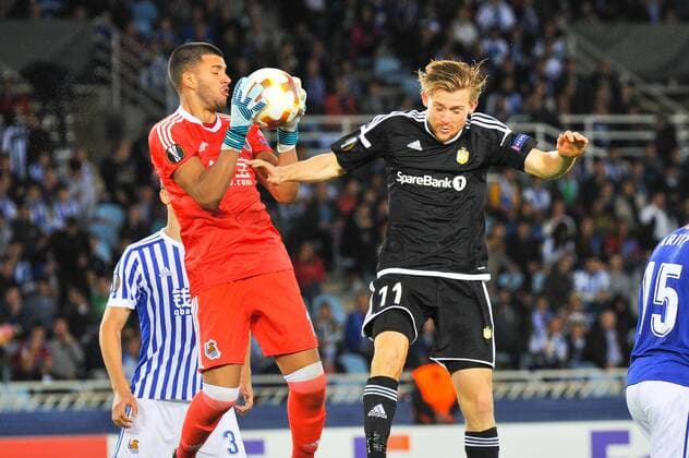 Fußball, EL, Real Sociedad San Sebastian - Rosenborg Trondheim September 14, 2017 - San Sebastian, Gipuzkoa - Basque Country, Spain - Geronimo Rulli of Real Sociedad duels for the ball with Yann-Erik de Lanlay of Rosenborg BK during the UEFA Europa League Group L football match between Real Sociedad and Rosenborg BK at the Anoeta Stadium, on 14 september 2017 in San Sebastian, Spain Real Sociedad v Rosenborg BK - UEFA Europa League  - ZUMAn230 20170914_zaa_n230_336 Copyright: xJosexIgnacioxUnanuex