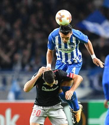 Karim Rekik Hertha BSC the Head ball front Aritz Aduriz Bilbao Hertha BSC Berlin Athletic Bilbao Europe League Group stage 1 Matchday Football Football Soccer men Men Men Germany Germany Berlin 14 9 2017 Olympic Stadium