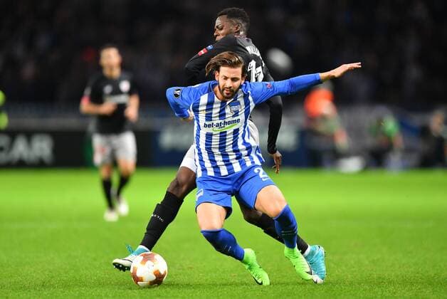 Marvin Plattenhardt Hertha BSC at Ball rear Inaki Williams Bilbao Hertha BSC Berlin Athletic Bilbao Europe League Group stage 1 Matchday Football Football Soccer men Men Men Germany Germany Berlin 14 9 2017 Olympic Stadium