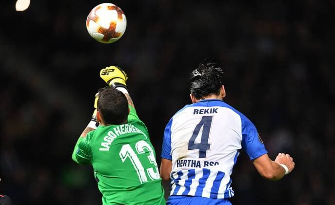 Iago Mr woman Goalkeeper Bilbao at a Faustparade right Karim Rekik Hertha BSC Hertha BSC Berlin Athletic Bilbao Europe League Group stage 1 Matchday Football Football Soccer men Men Men Germany Germany Berlin 14 9 2017 Olympic Stadium