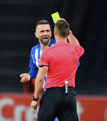 Referees Ivan Kruzliak shows Vedad Ibisevic Hertha BSC The Yellow Card Hertha BSC Berlin Athletic Bilbao Europe League Group stage 1 Matchday Football Football Soccer men Men Men Germany Germany Berlin 14 9 2017 Olympic Stadium