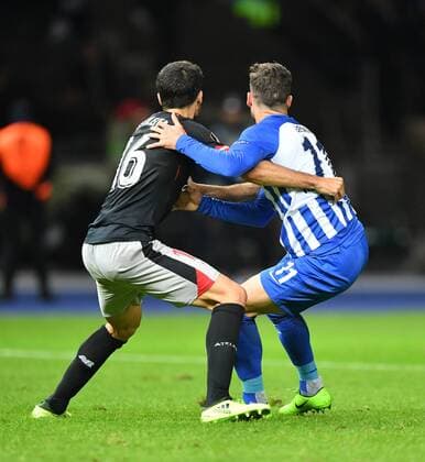 Xabier Etxeita Bilbao left right Mathew Leckie Hertha BSC Hertha BSC Berlin Athletic Bilbao Europe League Group stage 1 Matchday Football Football Soccer men Men Men Germany Germany Berlin 14 9 2017 Olympic Stadium