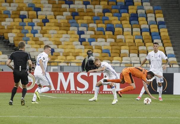 Fußball, EL, Dynamo Kiew - KF Skenderbeu Korca September 14, 2017 - Kiev, Ukraine - Dynamo s Serhiy Sydorchuk (L) and Yevhen Khacheridi vies lbania s midfielder Gjergj Muzaka (R) of Skenderbeu during the UEFA Europa League Group B football match between FC Dynamo Kiev and KF Skenderbeu at the Olimpiyskyi Stadium in Kiev on September 14, 2017. FC Dynamo Kiev v KF Skenderbeu - UEFA Europa League  - ZUMAn230 20170914_zaa_n230_359 Copyright: xSergiixKharchenkox