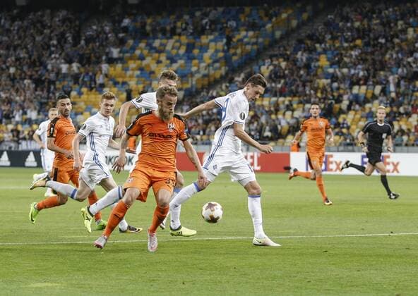 Fußball, EL, Dynamo Kiew - KF Skenderbeu Korca September 14, 2017 - Kiev, Ukraine - Marko Radac of Skenderbeu competes the ball with Denys Garmash of Dynamo and Dynamo Kiev s midfielder from Ukraine Viktor Tsygankov during the UEFA Europa League Group B football match between FC Dynamo Kiev and KF Skenderbeu at the Olimpiyskyi Stadium in Kiev on September 14, 2017. FC Dynamo Kiev v KF Skenderbeu - UEFA Europa League  - ZUMAn230 20170914_zaa_n230_370 Copyright: xSergiixKharchenkox
