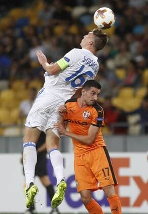 Fußball, EL, Dynamo Kiew - KF Skenderbeu Korca September 14, 2017 - Gjergj Muzaka ( R) of SkoÂ«nderbeu vies for the ball with Serhiy Sydorchuk ( L) of Dynamo during the UEFA Europa League Group B soccer match between FC Dynamo Kyiv and FC SkoÂ«nderbeu , at the NSK Olimpiyskyi in Kyiv, Ukraine, September 14, 2017. The UEFA Europa League Group B soccer match between FC Dynamo Kyiv and FC SkÃ«nderbeu , at the NSK Olimpiyskyi in Kyiv. - ZUMAs334 80118208st Copyright: xAnatoliixStepanovx