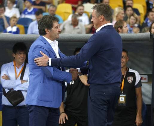 Fußball, EL, Dynamo Kiew - KF Skenderbeu Korca September 14, 2017 - Dynamo head coach Olexandr Khatskevych (R) hand shakes SkoÂ«nderbeu head coach Ilir Daja (L) during the UEFA Europa League Group B soccer match between FC Dynamo Kyiv and FC SkoÂ«nderbeu , at the NSK Olimpiyskyi in Kyiv, Ukraine, September 14, 2017. The UEFA Europa League Group B soccer match between FC Dynamo Kyiv and FC SkÃ«nderbeu , at the NSK Olimpiyskyi in Kyiv. - ZUMAs334 80118216st Copyright: xAnatoliixStepanovx