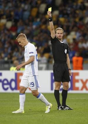 Fußball, EL, Dynamo Kiew - KF Skenderbeu Korca September 14, 2017 - Referee from Belgium Bart Vertenten makes a yellow card Vitaliy Buyalskiy of Dynamo during the UEFA Europa League Group B soccer match between FC Dynamo Kyiv and FC SkoÂ«nderbeu , at the NSK Olimpiyskyi in Kyiv, Ukraine, September 14, 2017. The UEFA Europa League Group B soccer match between FC Dynamo Kyiv and FC SkÃ«nderbeu , at the NSK Olimpiyskyi in Kyiv. - ZUMAs334 80118342st Copyright: xAnatoliixStepanovx