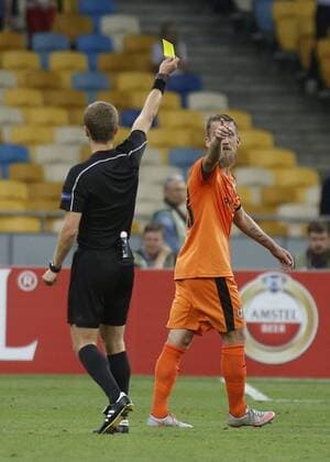 Fußball, EL, Dynamo Kiew - KF Skenderbeu Korca September 14, 2017 - Referee from Belgium Bart Vertenten makes a yellow card Marko RadaAÂ¡ of SkoÂ«nderbeu during the UEFA Europa League Group B soccer match between FC Dynamo Kyiv and FC SkoÂ«nderbeu , at the NSK Olimpiyskyi in Kyiv, Ukraine, September 14, 2017. The UEFA Europa League Group B soccer match between FC Dynamo Kyiv and FC SkÃ«nderbeu , at the NSK Olimpiyskyi in Kyiv. - ZUMAs334 80118343st Copyright: xAnatoliixStepanovx
