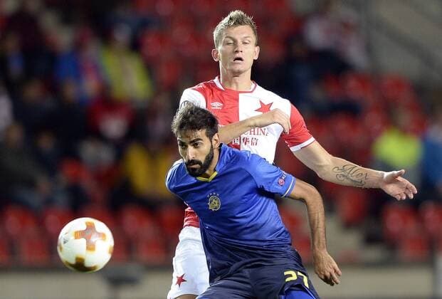 Fußball, EL, SK Slavia Prag - Maccabi Tel Aviv Tomas Necid (top) of Slavia and Ofir Davidzada of Maccabi Tel Aviv in action during the Football Europa League 1st round group A match: Slavia Praha vs Maccabi Tel Aviv in Prague, Czech Republic, September 14, 2017. (CTKxPhoto KaterinaxSulova) CTKPhotoP201709141027401  suk11
