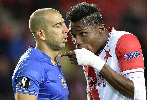 Fußball, EL, SK Slavia Prag - Maccabi Tel Aviv From left TAL BEN HAIM of Maccabi Tel Aviv and SIMON DELI of Slavia in action during the Football Europa League 1st round group A match: Slavia Praha vs Maccabi Tel Aviv in Prague, Czech Republic, September 14, 2017. (CTKxPhoto KaterinaxSulova) CTKPhotoP201709141029901  suk12