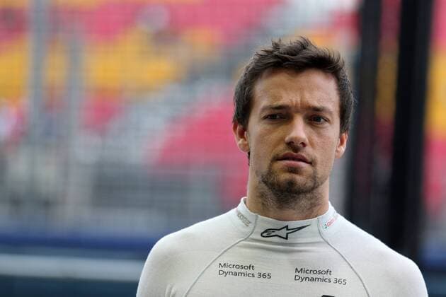 15.09.2017 - Free Practice 1, Jolyon Palmer (GBR) Renault F1 Team RS17 Singapore Grand Prix 14 - 17 September 2017 15.09.2017 - Free Practice 1, Jolyon Palmer (GBR) Renault Sport F1 Team RS17 