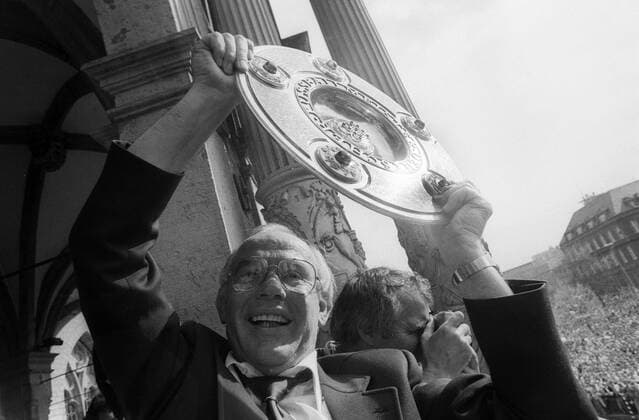 Reception the German Master and Cup winner 1 FC Cologne in the Cologne at 30 4 1978 team manager Hennes Weisweiler with the Bowl champions on the City Hall balcony HM
