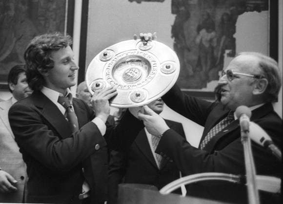 Reception the German Master and Cup winner 1 FC Cologne in the Cologne at 30 04 1978 Egidius Brown DFB right passes The Bowl champions to Cologne Team captain Heinz Flohe HM