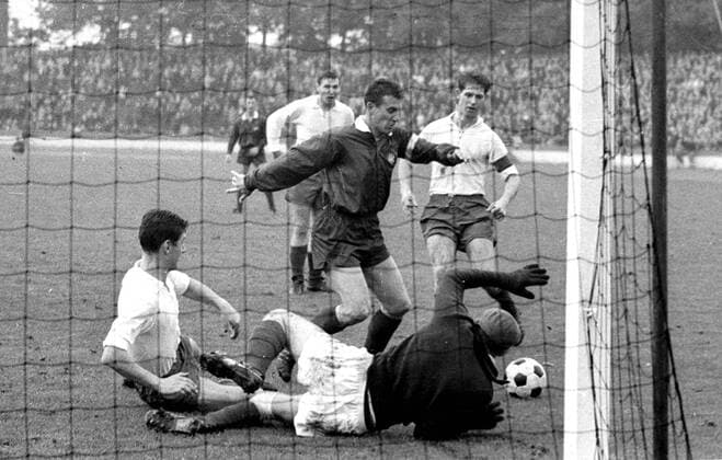 1 Football Bundesliga Season 1963 64 1 FC Cologne SV Werder Bremen 4 3 05 10 1963 Hans Schäfer Cologne dark Jersey provides for Confusion in Bremer Penalty HM
