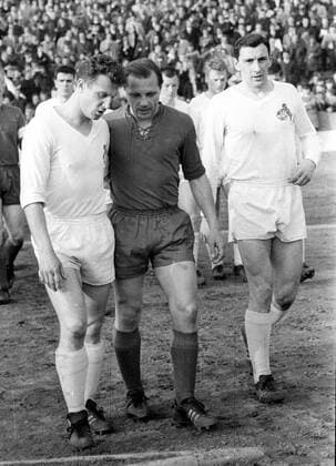 1 Football Bundesliga Season 1963 64 1 FC Cologne 1 FC Nuernberg 11 04 1964 v l Hans Schäfer Max Morlock FCN and Hans Storm Cologne HM