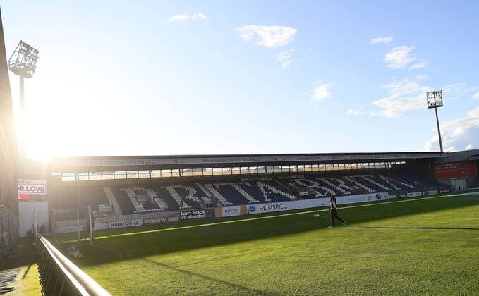 15 09 2017 xJHx Football 3 League SV blow Wiesbaden Chemnitz FC emspor v l Stadium View Indoors Lawn square Pitch Floodlight Sun Grandstand Wiesbaden