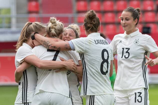 Ingolstadt Germany 16 09 2017 FIFA World Cup Qualifier 2017 18 Season Germany Slovenia cheering to 1 0 with v l Kathrin Hendrich ger Carolin Simon ger Scorer Svenja Huth ger Simone Laudehr ger and Sara Daebritz ger