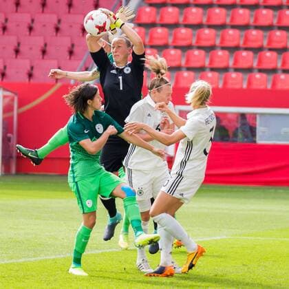 Almuth Schult ger 1 Goalkeeper Goal Keeper saves a Torschuß and injured to here Football Women international match Germany Slovenia xprx