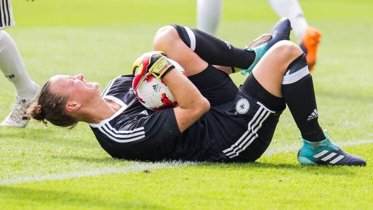 Almuth Schult ger 1 Goalkeeper Goal Keeper injured Injury injured must changed will Football Women international match Germany Slovenia xprx