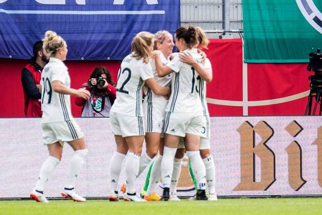cheering Celebration above the 3 0 through Kathrin Hendrich ger 3 Football Women international match Germany Slovenia xprx