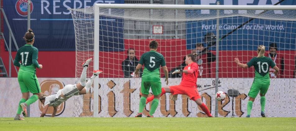 Germany Ingolstadt Audi Sports Park Football Football 16 09 2017 World Cup Qualification Women 2017 18 Germany Slovenia Picture v l n r goal to 1 0 Sara Makovec Slovenia Women national team 17 Svenja Huth Germany Women national team 19 Slovenia Women national team 5 Sonja Slovenia Women national team 12 Dominika Slovenia Women national team 10 Copyright: Fotograf:xVolkerxDanzerx+++xAgenturxHMBxMedia HeikoxBecker