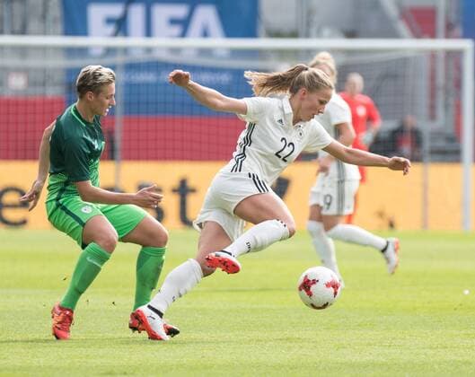 Germany Ingolstadt Audi Sports Park Football Football 16 09 2017 World Cup Qualification Women 2017 18 Germany Slovenia Picture v l n r Kristina Erman Slovenia Women national team 7 TaBeA Kemme Germany Women national team 22 in Background Mandy Islacker Germany Women national team 9 Copyright: Fotograf:xVolkerxDanzerx+++xAgenturxHMBxMedia HeikoxBecker
