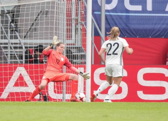 Germany Ingolstadt Audi Sports Park Football Football 16 09 2017 World Cup Qualification Women 2017 18 Germany Slovenia Picture v l n r goal to 4 0 Sonja Slovenia Women national team 12 TaBeA Kemme Germany Women national team 22 Copyright: Fotograf:xVolkerxDanzerx+++xAgenturxHMBxMedia HeikoxBecker
