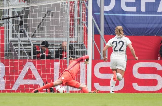 Germany Ingolstadt Audi Sports Park Football Football 16 09 2017 World Cup Qualification Women 2017 18 Germany Slovenia Picture v l n r goal to 4 0 Sonja Slovenia Women national team 12 TaBeA Kemme Germany Women national team 22 Copyright: Fotograf:xVolkerxDanzerx+++xAgenturxHMBxMedia HeikoxBecker