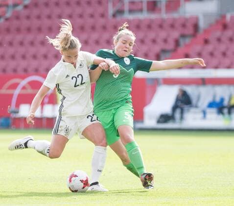 Germany Ingolstadt Audi Sports Park Football Football 16 09 2017 World Cup Qualification Women 2017 18 Germany Slovenia Picture v l n r TaBeA Kemme Germany Women national team 22 Slovenia Women national team 5 Copyright: Fotograf:xVolkerxDanzerx+++xAgenturxHMBxMedia HeikoxBecker