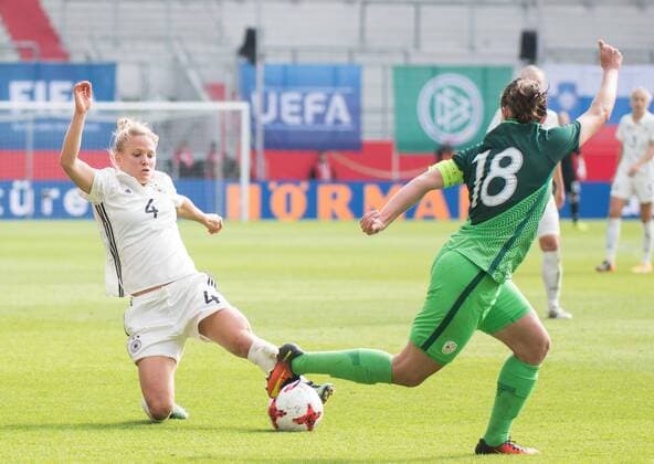 Germany Ingolstadt Audi Sports Park Football Football 16 09 2017 World Cup Qualification Women 2017 18 Germany Slovenia Picture v l n r Leonie Maier Germany Women national team 4 Tibaut Slovenia Women national team 18 Copyright: Fotograf:xVolkerxDanzerx+++xAgenturxHMBxMedia HeikoxBecker