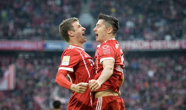 16 09 2017 xmhx Football 1 Bundesliga FC Bavaria Munich 1 FSV Mainz 05 emspor v l Robert Lewandowski FC Bavaria Munich reached a goal Goal Scored to 3 0 Thomas Mueller FC Bavaria Munich Robert Lewandowski FC Bavaria Munich goal celebration goal celebration Goal Celebration Celebrate The Goal happiness pleased to cheering Munich