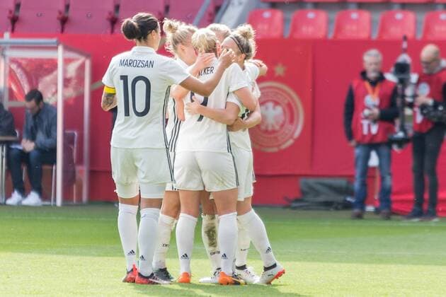 cheering Celebration above the 5 0 through TaBeA Kemme ger 22 cheering Celebration goal Goal Goals Action shot Football Women international match Germany Slovenia xprx