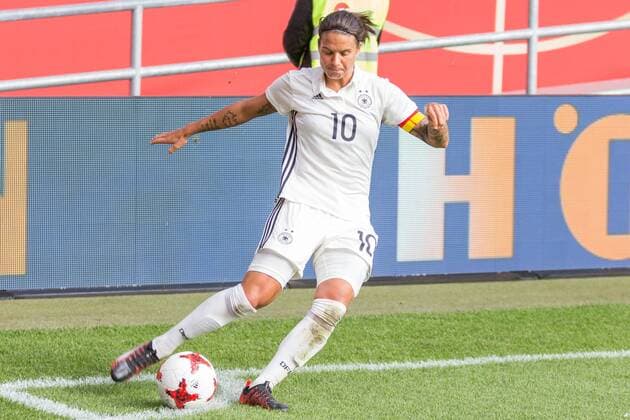 Dzsenifer Marozsan ger 10 the Corner Kick Eckball Corner Corner cut out Single Action shot Action Football Women international match Germany Slovenia xprx