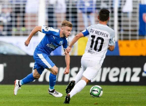 Jena 16 09 2017 FC Carl Zeiss Jena against SV Meppen in Picture Guillaume Cros FCC against Martin Wagner SV Meppen