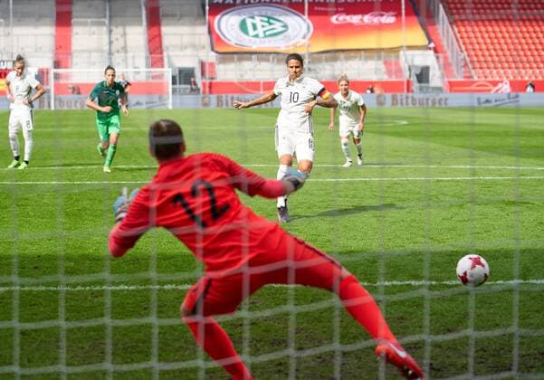 Dzsenifer Marozsan DFB 10 Torschuß shoots the goal to 1 0 Penalty shootout 11m Penalty Penalty Penalty Penalty Action shot Single Torschuß Germany Slovenia 6 0 Football Country game women Qualification to World Cup 2018 in France Ingolstadt Germany 16 09 2017