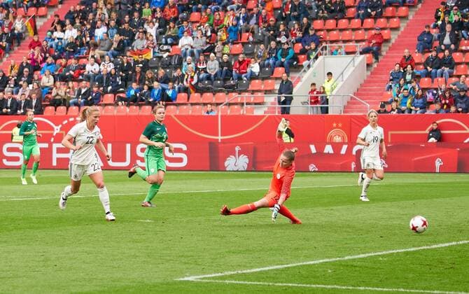 TaBeA Kemme DFB 22 Torschuß shoots the goal to 4 0 Germany Slovenia 6 0 Football Country game women Qualification to World Cup 2018 in France Ingolstadt Germany 16 09 2017