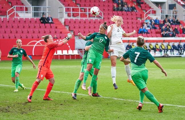 Kathrin Hendrich DFB 3 Torschuß shoots the goal to 2 0 Germany Slovenia 6 0 Football Country game women Qualification to World Cup 2018 in France Ingolstadt Germany 16 09 2017