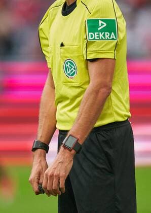 Symbolbild, Illustration, Feature, Hauptschiedsrichter Uhr, Uhr zeigt GOAL Torlinientechnik, Technik, Anzeige, mit Pfeife, Gestik, zeigt, Schiri, Schiedsrichter, Einzelaktion FC BAYERN MUENCHEN - 1.FSV MAINZ 05 4-0 Fussball 1. Bundesliga , Muenchen am 16.09.2017, 4.Spieltag, Saison 2017 2018, 1.Liga, 1.Bundesliga,FCB *** Symbol image Illustration Feature Main referee Clock Clock shows Goal Torlinientechnik Technology Display with Pipe Gesture shows ref Referees Individual action FC Bavaria Munich 1 FSV Mainz 05 4 0 Football 1 Bundesliga Munich at 16 09 2017 4 Matchday Season 2017 2018 1 League 1 Bundesliga FCB