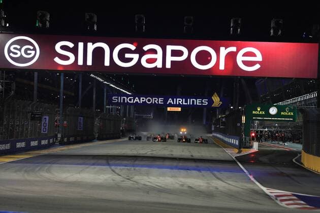 17th September 2017, Marina Bay Street Circuit, Singapore; Singapore Formula One Grand Prix, Race Day; Sebastian Vettel - Scuderia Ferrari leads race start into corner 1  ActionPlus11931850