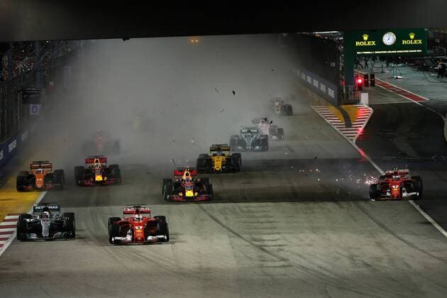 17.09.2017 - Race, Start of the race, Kimi Raikkonen (FIN) Scuderia Ferrari SF70H after the crash with Max Verstappen (NED) Red Bull Racing RB13 and Sebastian Vettel (GER) Scuderia Ferrari SF70H Singapore Grand Prix 14 - 17 September 2017 17.09.2017 - Race, Start of the race, Kimi Raikkonen (FIN) Scuderia Ferrari SF70H after the crash with Max Verstappen (NED) Red Bull Racing RB13 and Sebastian Vettel (GER) Scuderia Ferrari SF70H 