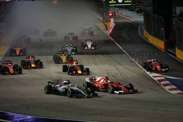 17.09.2017 - Race, Start of the race, Kimi Raikkonen (FIN) Scuderia Ferrari SF70H after the crash with Max Verstappen (NED) Red Bull Racing RB13 and Sebastian Vettel (GER) Scuderia Ferrari SF70H Singapore Grand Prix 14 - 17 September 2017 17.09.2017 - Race, Start of the race, Kimi Raikkonen (FIN) Scuderia Ferrari SF70H after the crash with Max Verstappen (NED) Red Bull Racing RB13 and Sebastian Vettel (GER) Scuderia Ferrari SF70H 